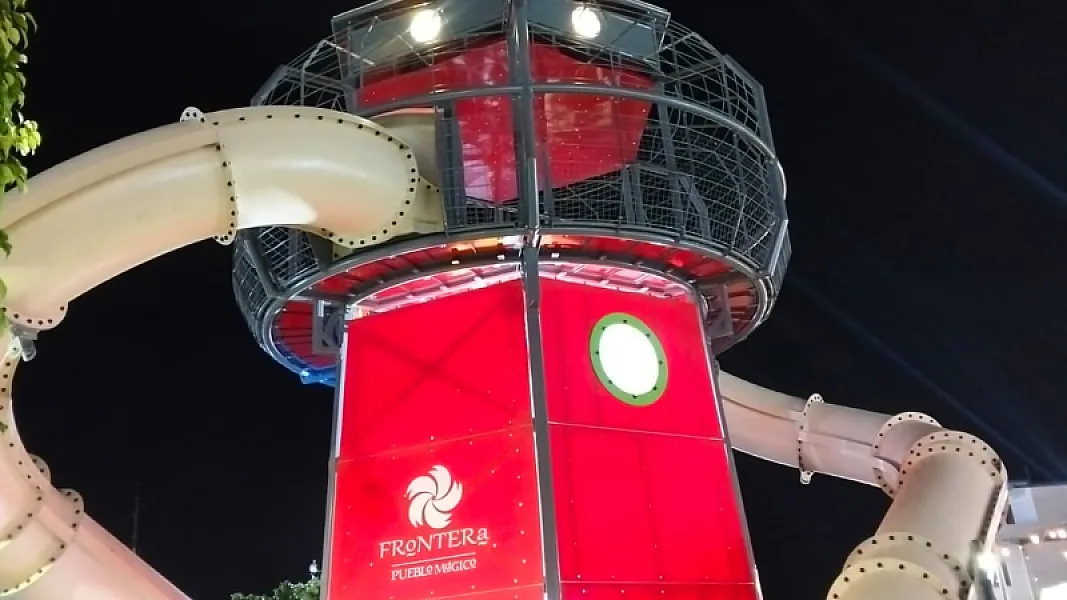 El Faro de Frontera: Identidad Náutica y Diversión en un Pueblo Mágico